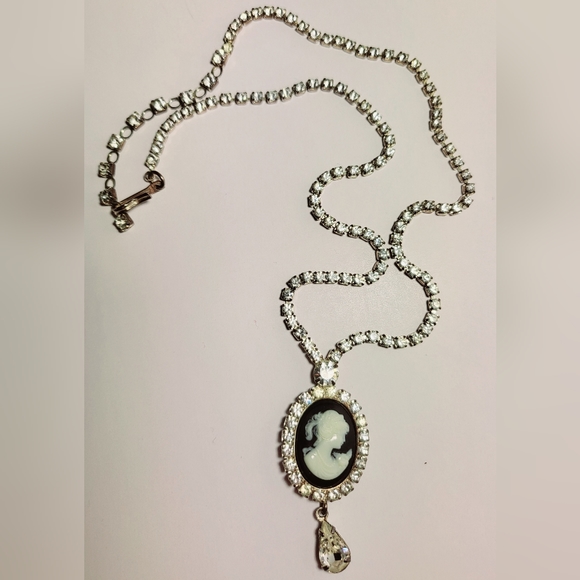 Vintage CAMEO Swavorksi Crystal Necklace - Picture 3 of 15
